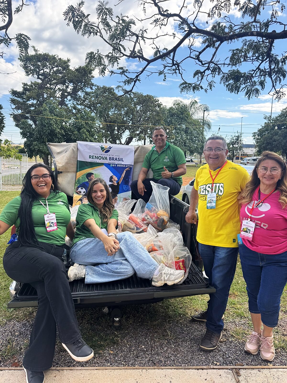 Equipe e comunidade em ação de doação