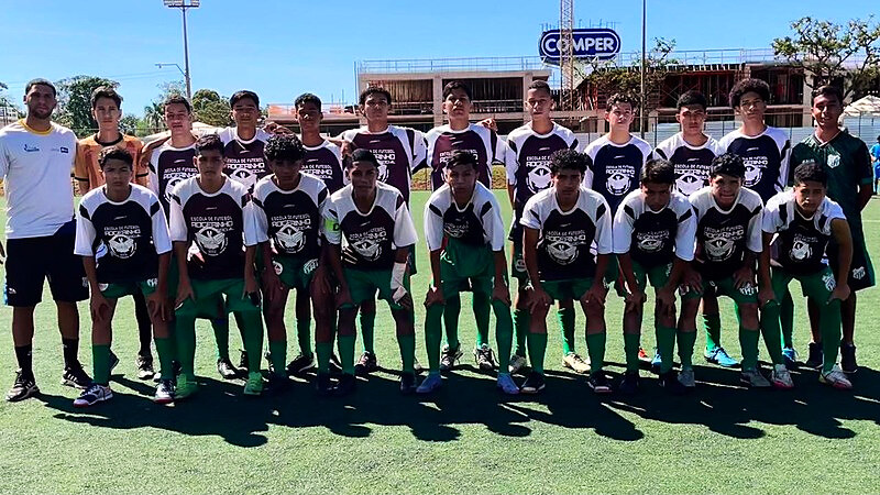 Equipe e jovens atletas do Instituto Renova Brasil